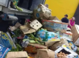 Окупанти блокують фури на блокпості у Василівці - фермерам довелося викинути тонни овочів (відео)