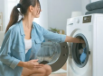Що додати в пральну машину, щоб одяг не вицвітав під час прання - простий лайфхак