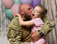Подаруйте диво для донечки ветерана АТО на день народження! Маленька Ліза мріє ходити  (фото, відео)