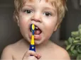 Гучний скандал із багатодітною родиною: У Швеції подружжя опинилось за ґратами, бо не чистило малюкам зуби