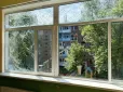 У Чернігові внаслідок російського обстрілу зникло світло, пошкоджені школи та дитсадки (фото)