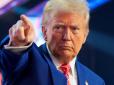 А раніше глузував з Байдена: Трамп оступився на трапі літака і осоромився (відео)