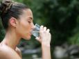 Чи варто пити воду перед сном? Ось що про це кажуть експерти