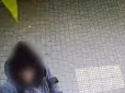 В Одесі місцева мешканка зірвала та викинула у смітник прапор України (фото)