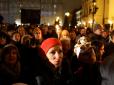 Дитину били ногами по голові: Десятки тисяч угорців вийшли на протести проти Орбана (фото)