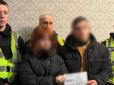 Сподівалися на 2 тис. доларів від росіян: У Києві затримали підлітків, яких підозрюють у підпалі трьох авто Tesla (фото)