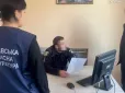 Без дозволу з'їв цукерки: На Полтавщині батька підозрюють у жорстокому побитті 10-річного сина до втрати свідомості